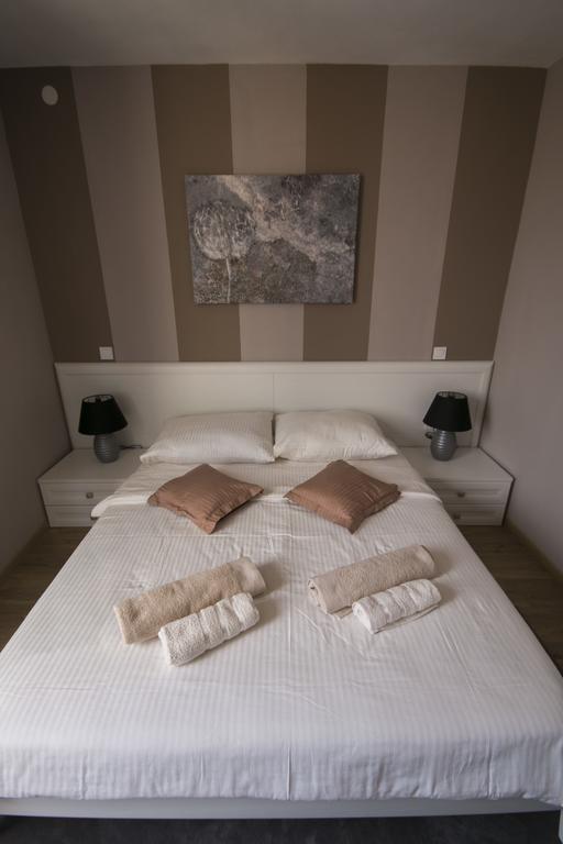 Apartmens Melisa เวอร์ซาร์ ภายนอก รูปภาพ
