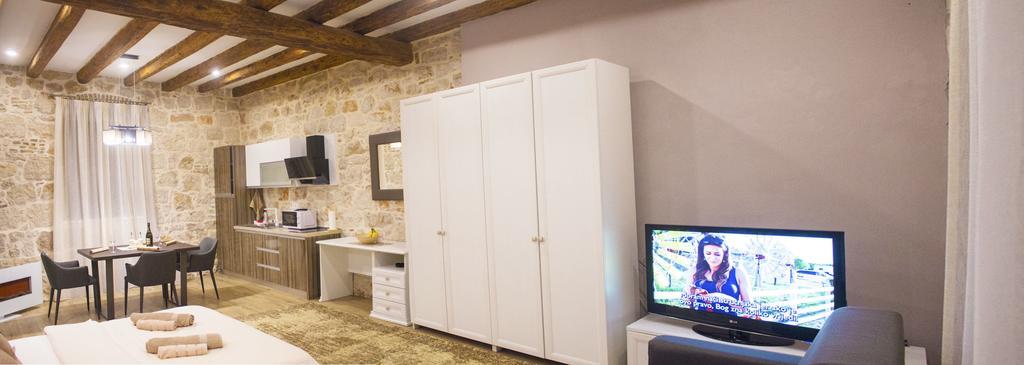 Apartmens Melisa เวอร์ซาร์ ภายนอก รูปภาพ
